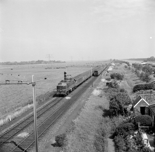 150937 Afbeelding van de electrische locomotief nr. 1202 (serie 1200) van de N.S. met rijtuigen (tijdens passeren van ...